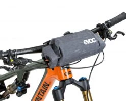 Evoc Handlebar Pack Boa L 5 Liter Lenkertasche | Carbon Grey -Cube Verkäufe evoc handlebar pack boa m 25 liter lenkertasche carbon grey 004 67045 2200x1760 1280x1280 1