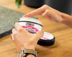 Muc-Off Antibakterielle Feuchtigkeits-Handcreme 250ml 11 Muc-Off Antibakterielle Feuchtigkeits-Handcreme 250ml -Cube Verkäufe muc off antibakterielle feuchtigkeits handcreme 250ml 005 77244 2200x1760 1280x1280